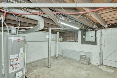Fantastic opportunity to own a spacious 3-bedroom, 2-bath home - photo 27