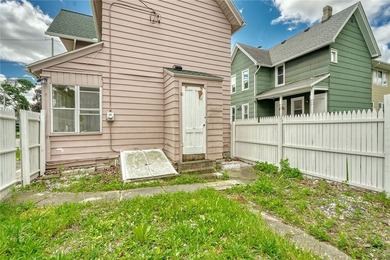 Fantastic opportunity to own a spacious 3-bedroom, 2-bath home - photo 30