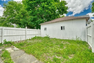 Fantastic opportunity to own a spacious 3-bedroom, 2-bath home - photo 32