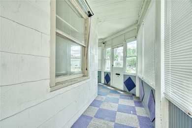 Fantastic opportunity to own a spacious 3-bedroom, 2-bath home - photo 35