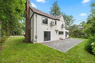 Welcome to this beautifully renovated Tudor, ideally located in - photo 42
