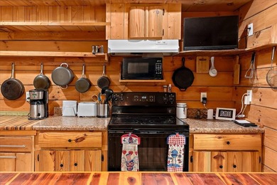 Welcome to your private lakeside retreat! Nestled on over 9 - photo 8