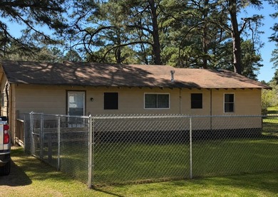 Nestled among the mature pines of Golden Acres near Houston - photo 7