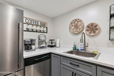 Located under beautiful live oaks in a quiet, convenient Saint - photo 14