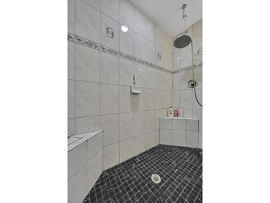 Welcome to this charming 3-bedroom, 2-bathroom single-family - photo 32