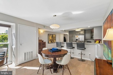 Bright and beautifully appointed bi-level condominium in the - photo 5