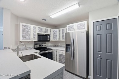 Welcome home to this beautifully maintained 3-bedroom, 2.5-bath - photo 12