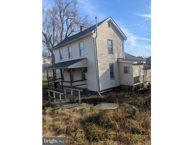 INVESTOR ALERT! Brand NEW Roof! This home could be great for a - photo 2
