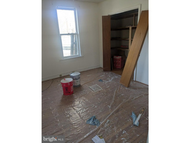 INVESTOR ALERT! Brand NEW Roof! This home could be great for a - photo 8