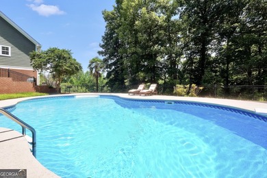 Welcome to your own beautiful estate, where luxury, cozy comfort - photo 13