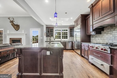 Welcome to your own beautiful estate, where luxury, cozy comfort - photo 17