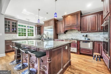 Welcome to your own beautiful estate, where luxury, cozy comfort - photo 18