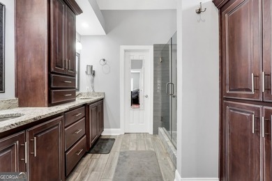 Welcome to your own beautiful estate, where luxury, cozy comfort - photo 36