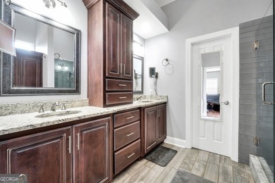 Welcome to your own beautiful estate, where luxury, cozy comfort - photo 37