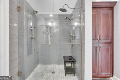 Welcome to your own beautiful estate, where luxury, cozy comfort - photo 38