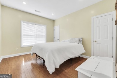 Welcome to your own beautiful estate, where luxury, cozy comfort - photo 46