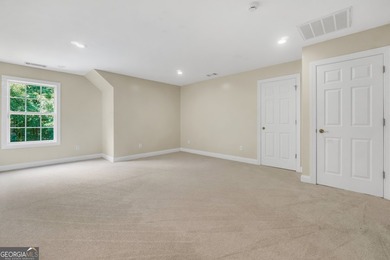 Welcome to your own beautiful estate, where luxury, cozy comfort - photo 48
