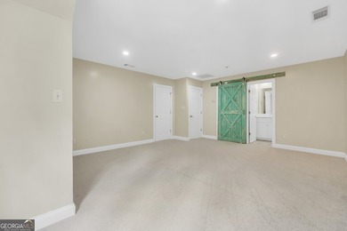 Welcome to your own beautiful estate, where luxury, cozy comfort - photo 49