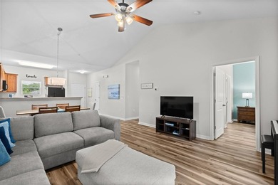 Beautiful top-floor, two-bedroom, two-bath condo with vaulted - photo 7