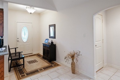 **Lakeside Retreat with Dual Masters & freshly painted - photo 11