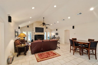 **Lakeside Retreat with Dual Masters & freshly painted - photo 12