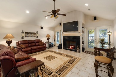 **Lakeside Retreat with Dual Masters & freshly painted - photo 13