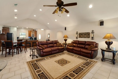**Lakeside Retreat with Dual Masters & freshly painted - photo 14