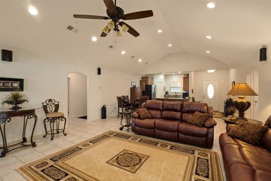 **Lakeside Retreat with Dual Masters & freshly painted - photo 15