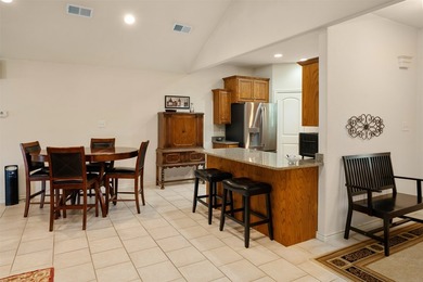 **Lakeside Retreat with Dual Masters & freshly painted - photo 16