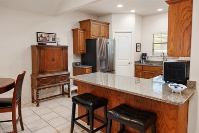 **Lakeside Retreat with Dual Masters & freshly painted - photo 17