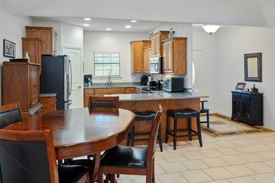 **Lakeside Retreat with Dual Masters & freshly painted - photo 18