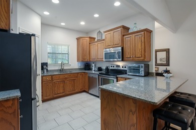 **Lakeside Retreat with Dual Masters & freshly painted - photo 19
