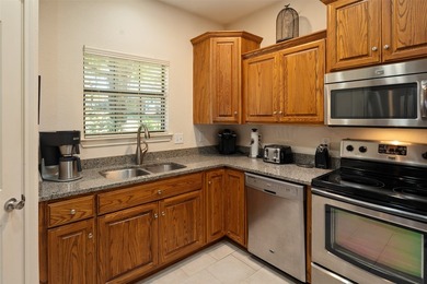 **Lakeside Retreat with Dual Masters & freshly painted - photo 21