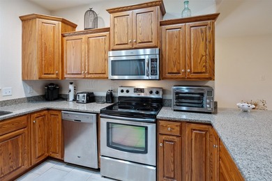 **Lakeside Retreat with Dual Masters & freshly painted - photo 22