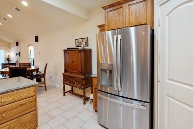 **Lakeside Retreat with Dual Masters & freshly painted - photo 23