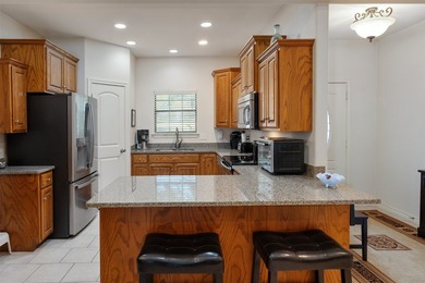 **Lakeside Retreat with Dual Masters & freshly painted - photo 24