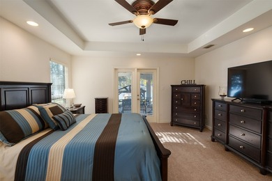 **Lakeside Retreat with Dual Masters & freshly painted - photo 25