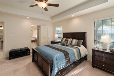 **Lakeside Retreat with Dual Masters & freshly painted - photo 26