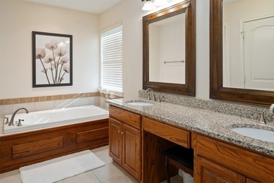 **Lakeside Retreat with Dual Masters & freshly painted - photo 27