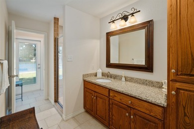 **Lakeside Retreat with Dual Masters & freshly painted - photo 29