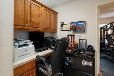 **Lakeside Retreat with Dual Masters & freshly painted - photo 30