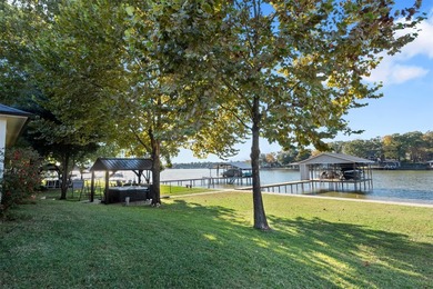 **Lakeside Retreat with Dual Masters & freshly painted - photo 32