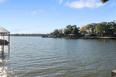 **Lakeside Retreat with Dual Masters & freshly painted - photo 33