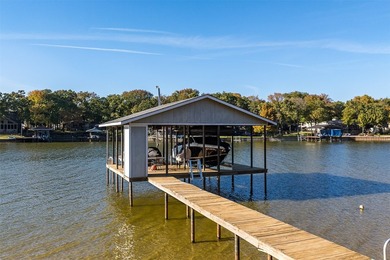 **Lakeside Retreat with Dual Masters & freshly painted - photo 35