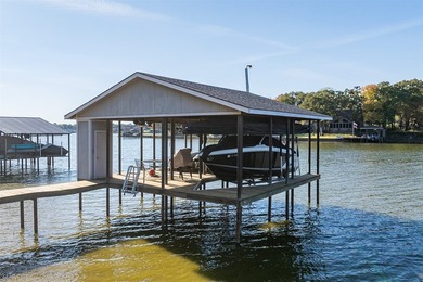 **Lakeside Retreat with Dual Masters & freshly painted - photo 36