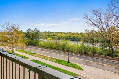 Wake up to Mississipppi River views and wind down with sunsets - photo 37