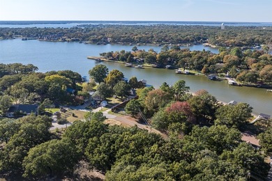 **Lakeside Retreat with Dual Masters & freshly painted - photo 38