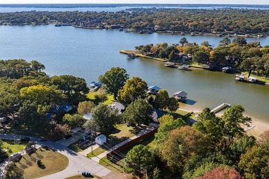 **Lakeside Retreat with Dual Masters & freshly painted - photo 39