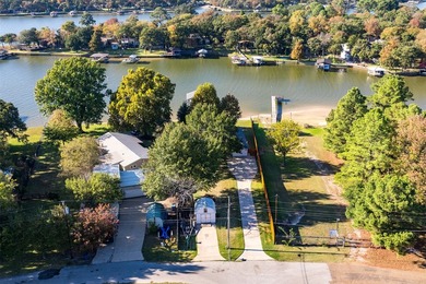 **Lakeside Retreat with Dual Masters & freshly painted - photo 40