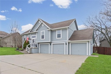 Beautifully maintained, 3 bedroom, 2 1/2 bath energy-efficient - photo 2